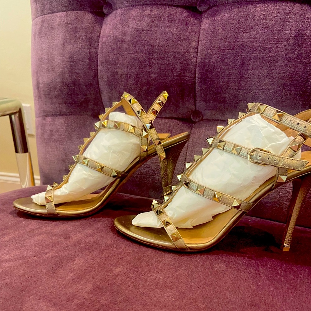Timeless Valentino Rockstud heel sandals in perfect metallic shade!